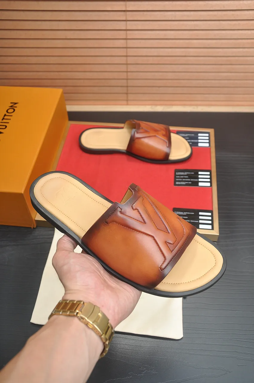 Men's shoes 💰360💶 [Louis Vuitton LV slippers] (high-end cowhide) counter 1:1 fashion style, a must-have for summer! The designer used LV’s iconic outsole. The original simple slippers instantly become fashionable! The upper is made of flexible special cowhide leather straps alternately, and the workmanship is exquisite! A must-have for stylish men in summer, size 38-46 (45 46 customized)